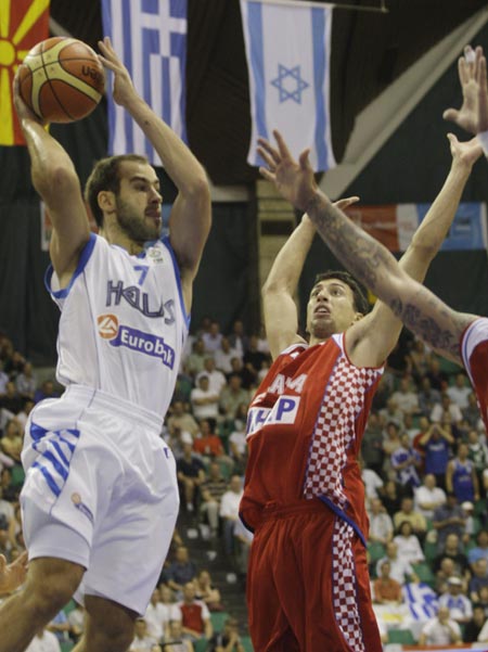 开云体育-关于西班牙胜出希腊，稳健领跑小组晋级形势惊险的信息