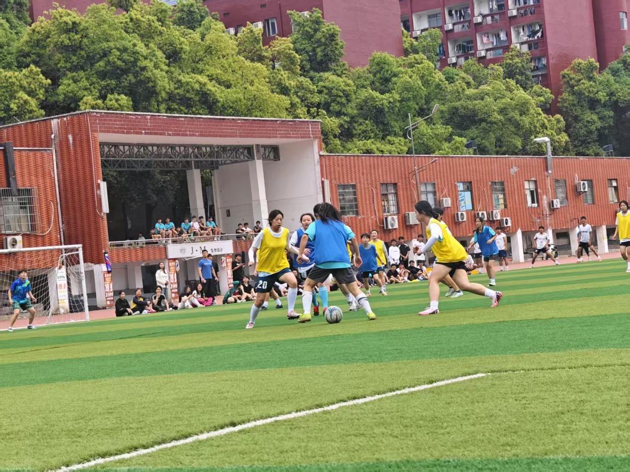 体育精神在足球场上熠熠生辉 体育精神在足球场上熠熠生辉