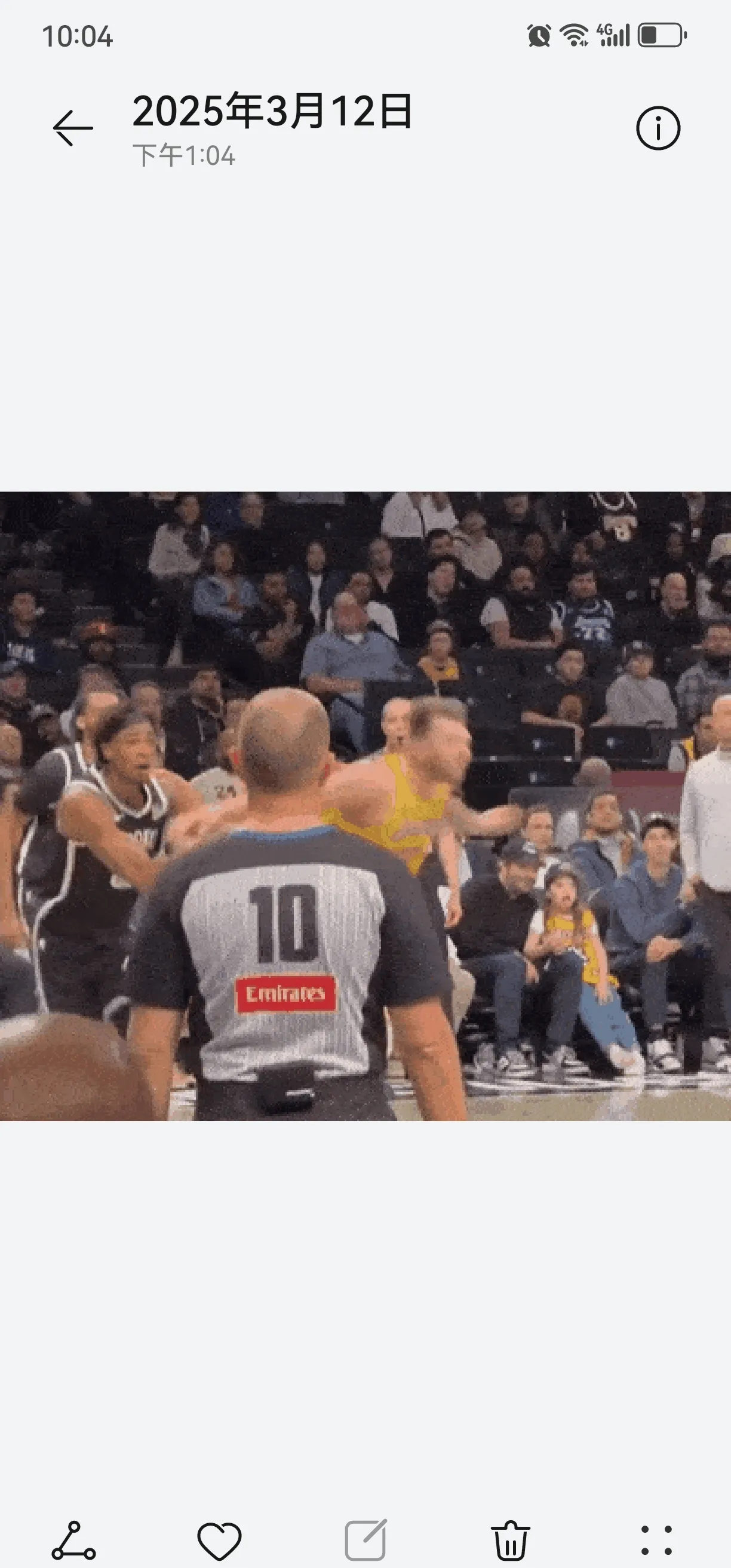 篮球赛事中一场激烈的对决引发争议