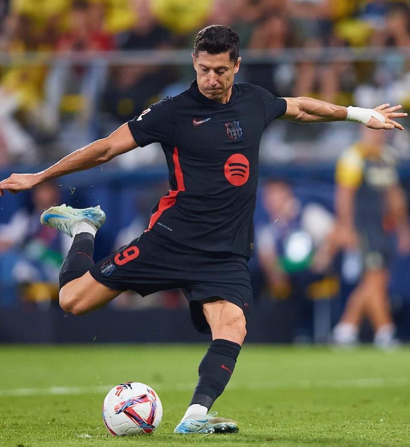 包含法国横扫荷兰，莱万状态火热的词条