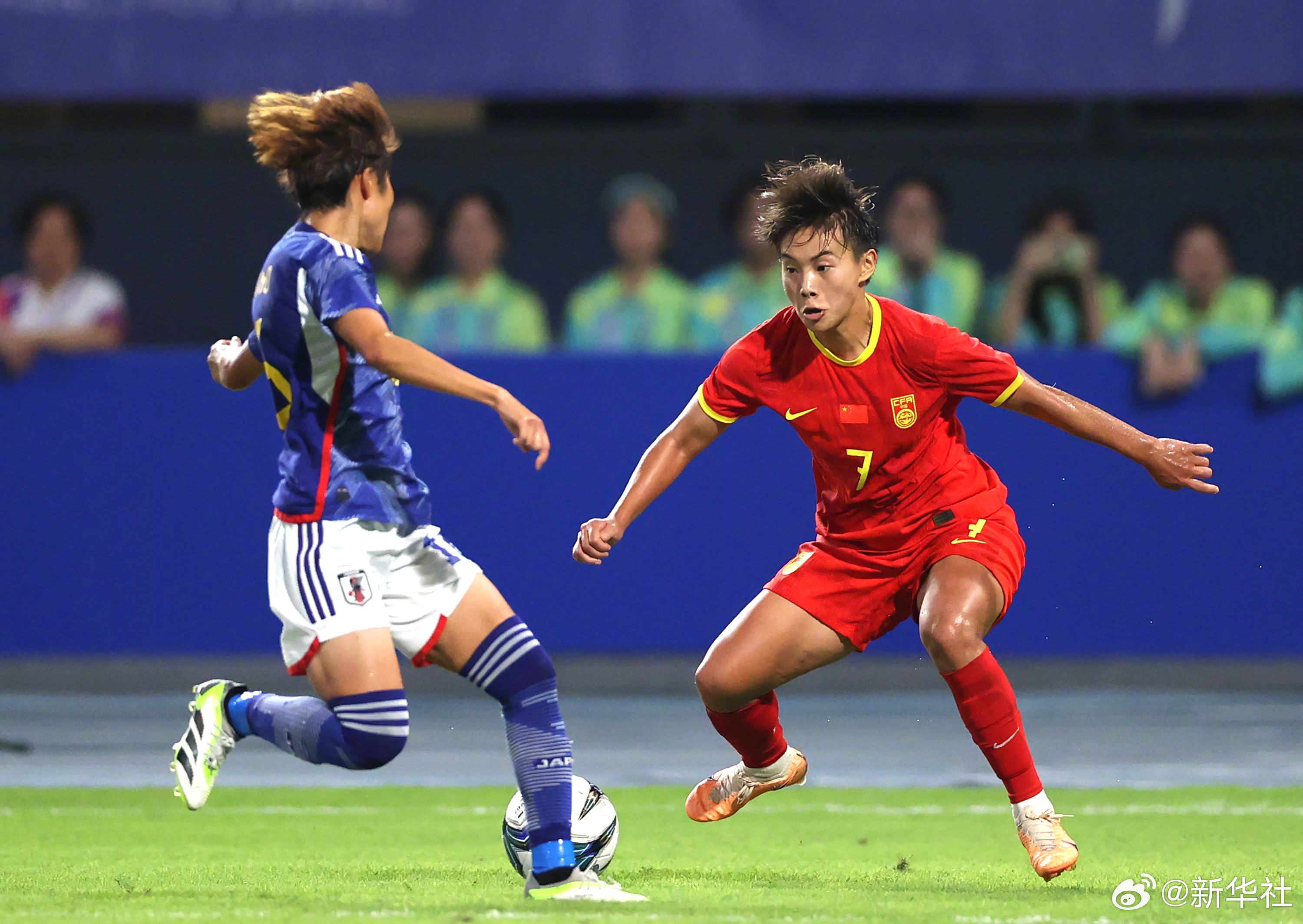 开云sport-女足名将备战重要赛事，备受关注！