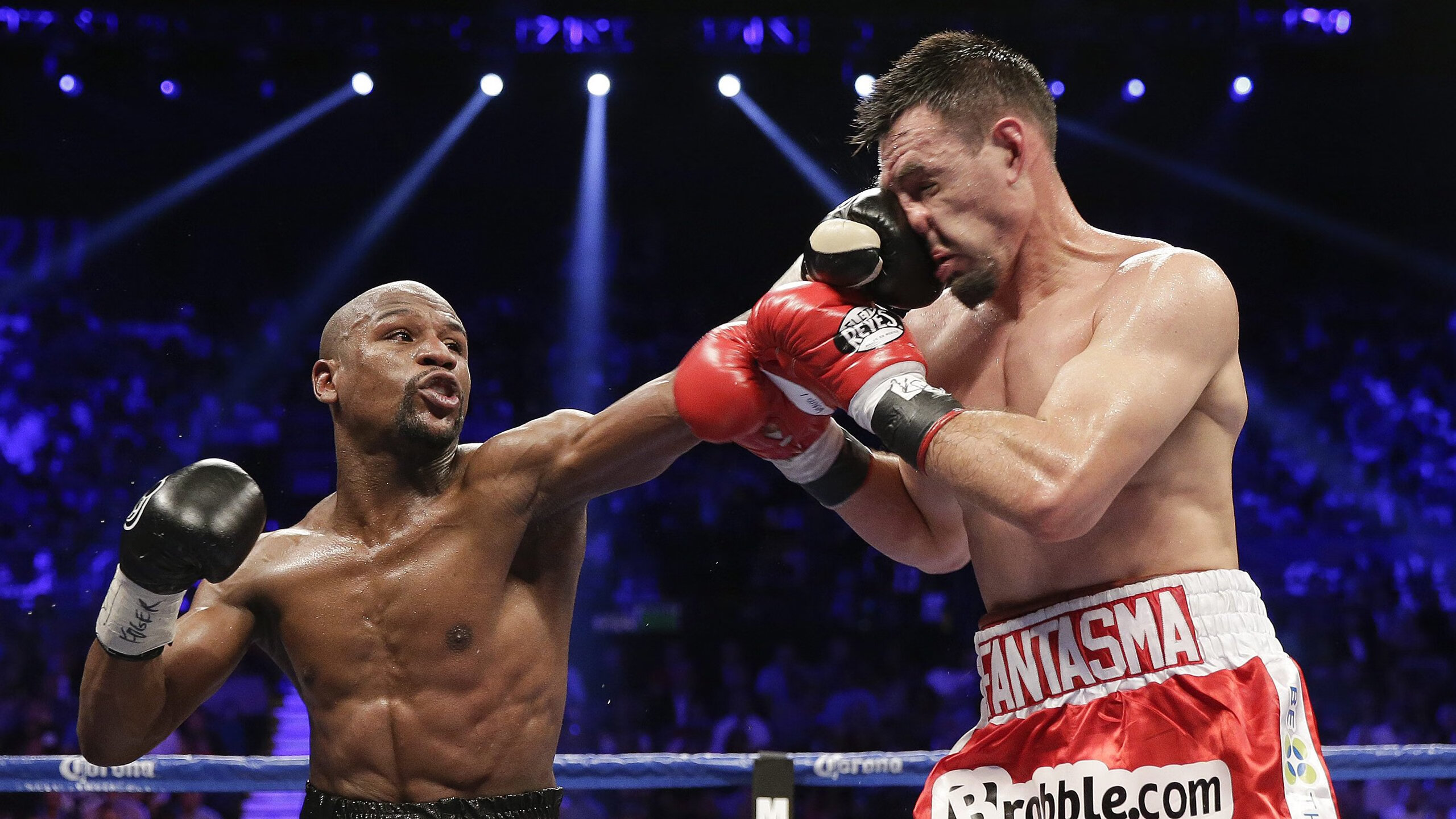 开云体育官网-绿茵场与硬木地板的交响，英超争冠白热化之夜，凯尔特人加时赛映照体育不朽精神