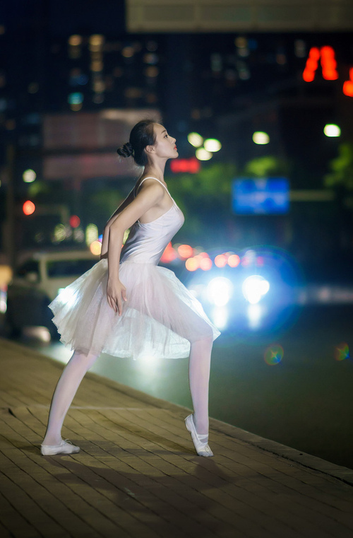 小巨人之怒,当范弗利特扼住魔术喉咙,绿军淘汰赛惊险过关