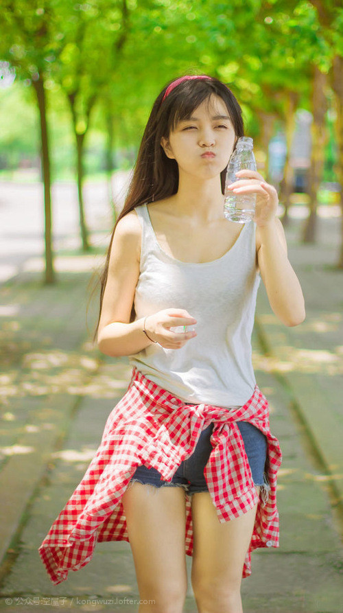 开云体育入口-足球的两极，一场沉默胜利与一次震耳救赎